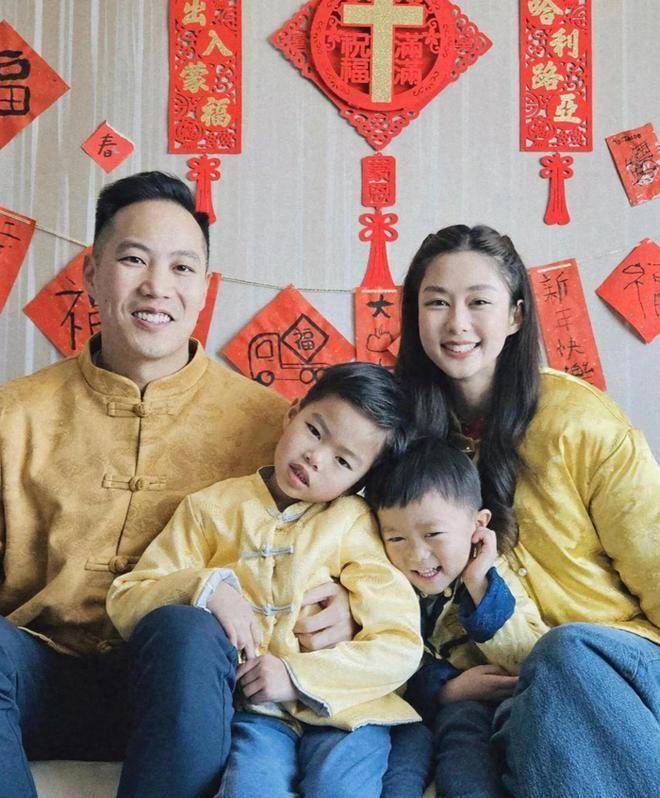 岑丽香晒全家福,穿新中式喜气洋洋,40岁依旧貌美如花_照片_大儿子