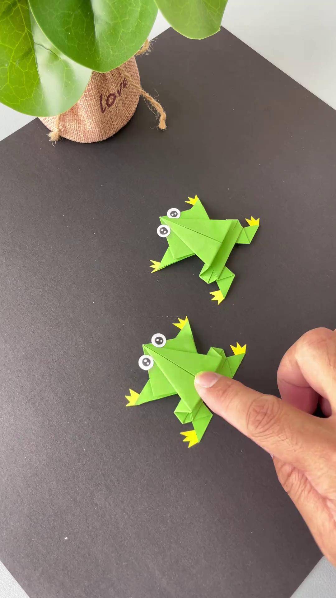 小时候玩的会跳的小青蛙还记得怎么折吗?幼儿园手工手工diy折纸教程