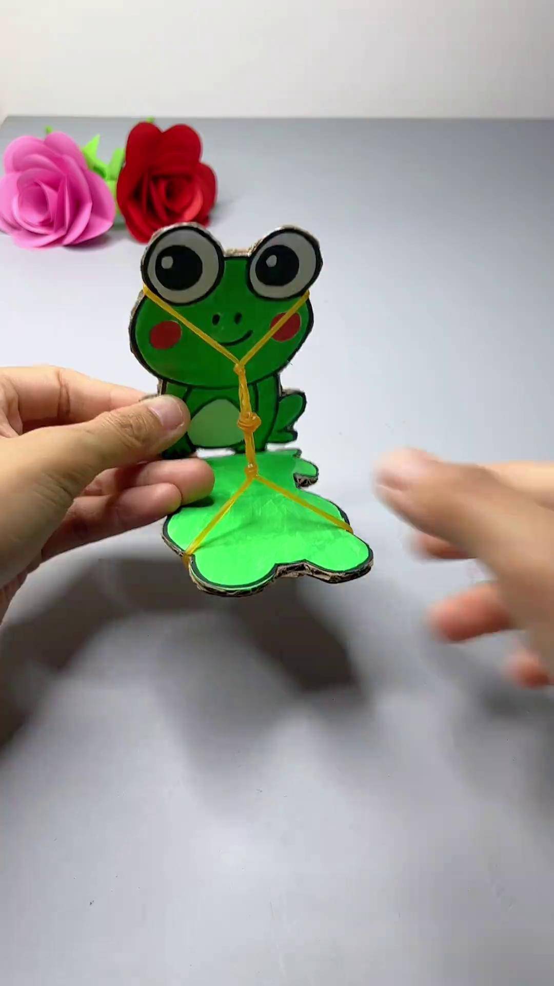 用皮筋和快递纸箱,制作蹦蹦跳跳的小青蛙 幼儿园手工 手工diy 一起玩