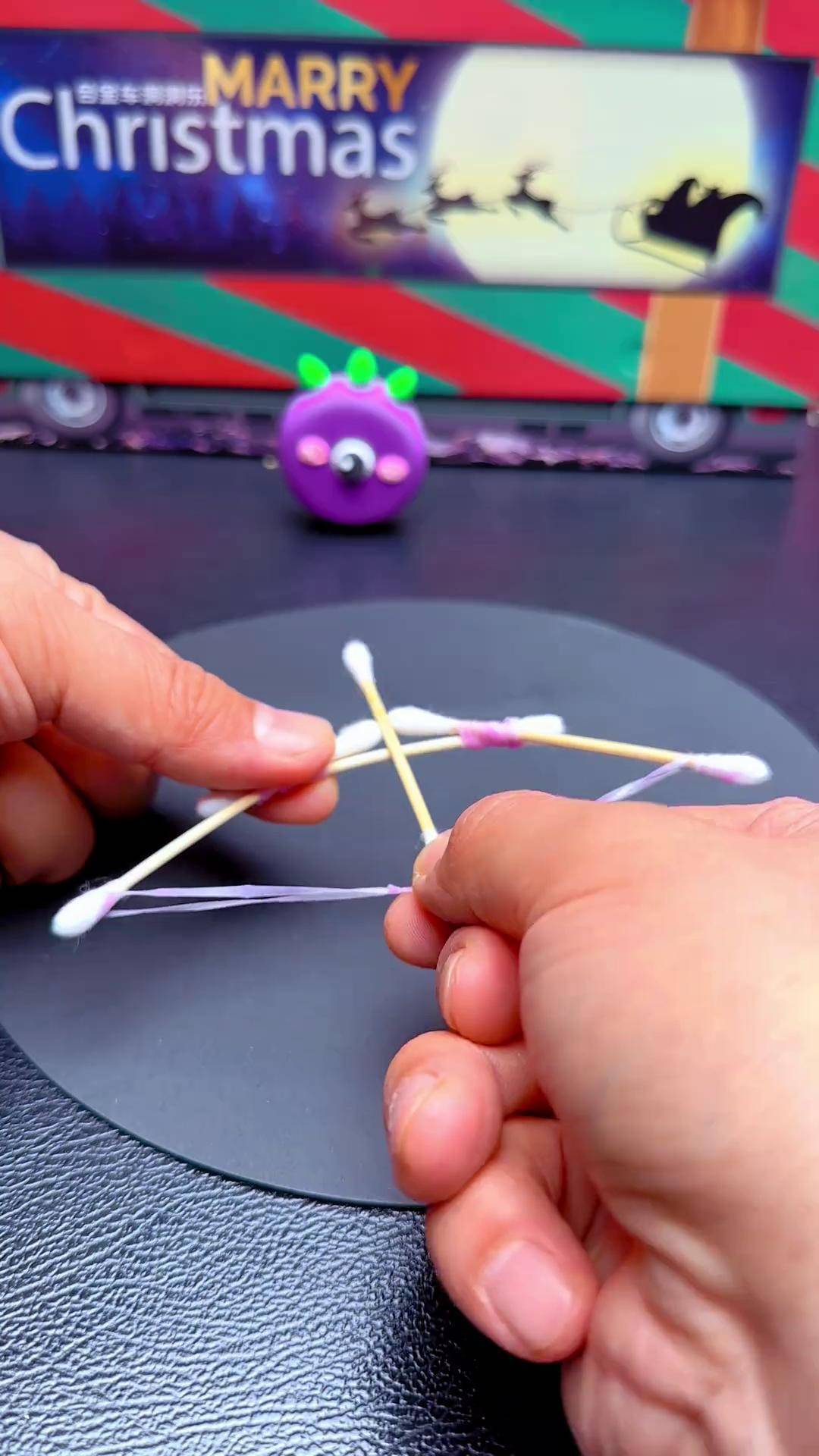 用几根棉签和小皮筋就能做的弓箭,周末在家时跟孩子比比谁是神射手吧