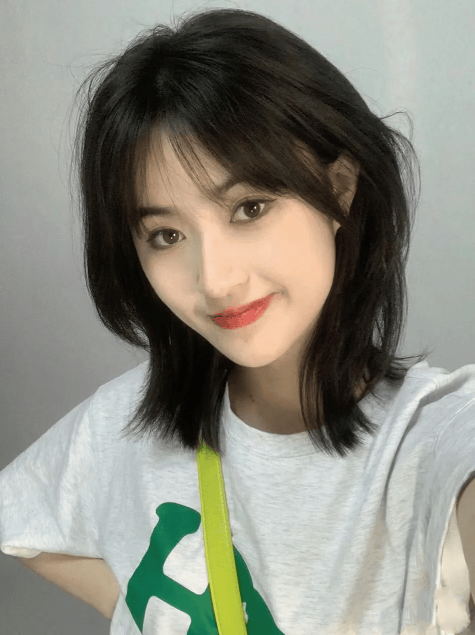 头顶扁塌必剪的发型,充满活力,完全不老气