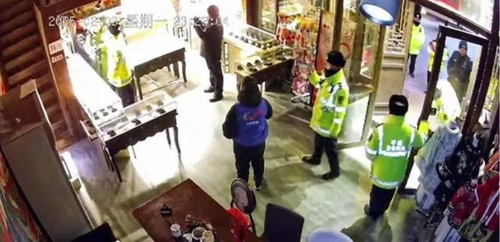 山西大同一店铺因未彻夜亮灯被撬锁开灯，当地回应