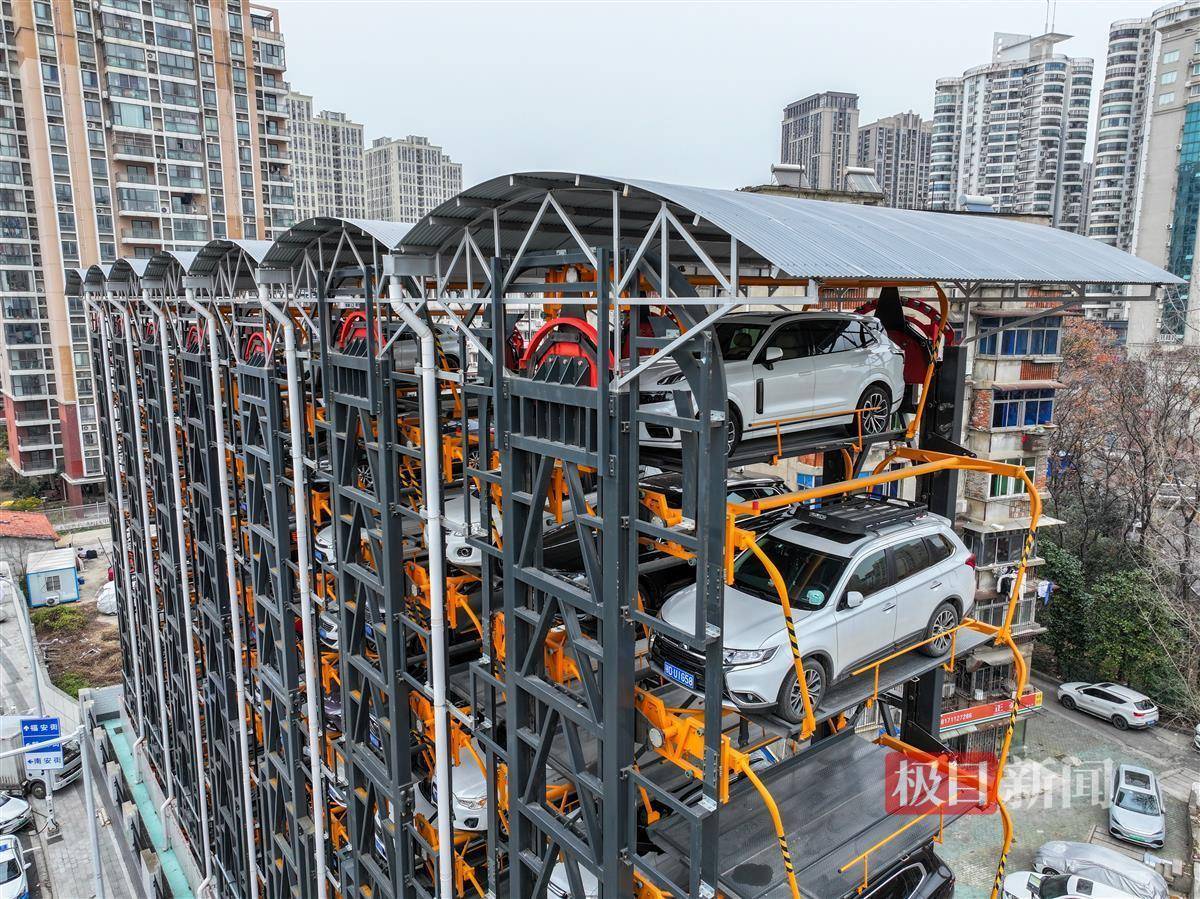 2月6日上午,极目新闻记者现场探访莲溪寺公共停车楼