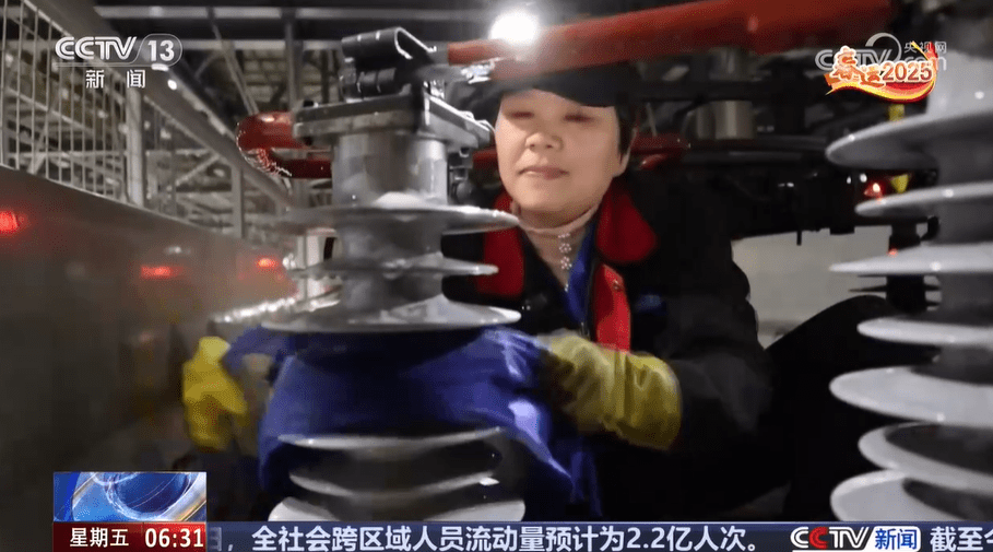 春运背后：动车组的午夜“洗澡”之旅，动车组的夜间保养：保洁员的忙碌时光