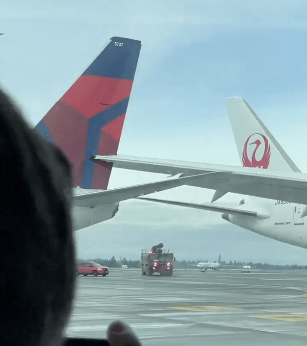 两客机相撞，现场画面曝光 -华闻时空