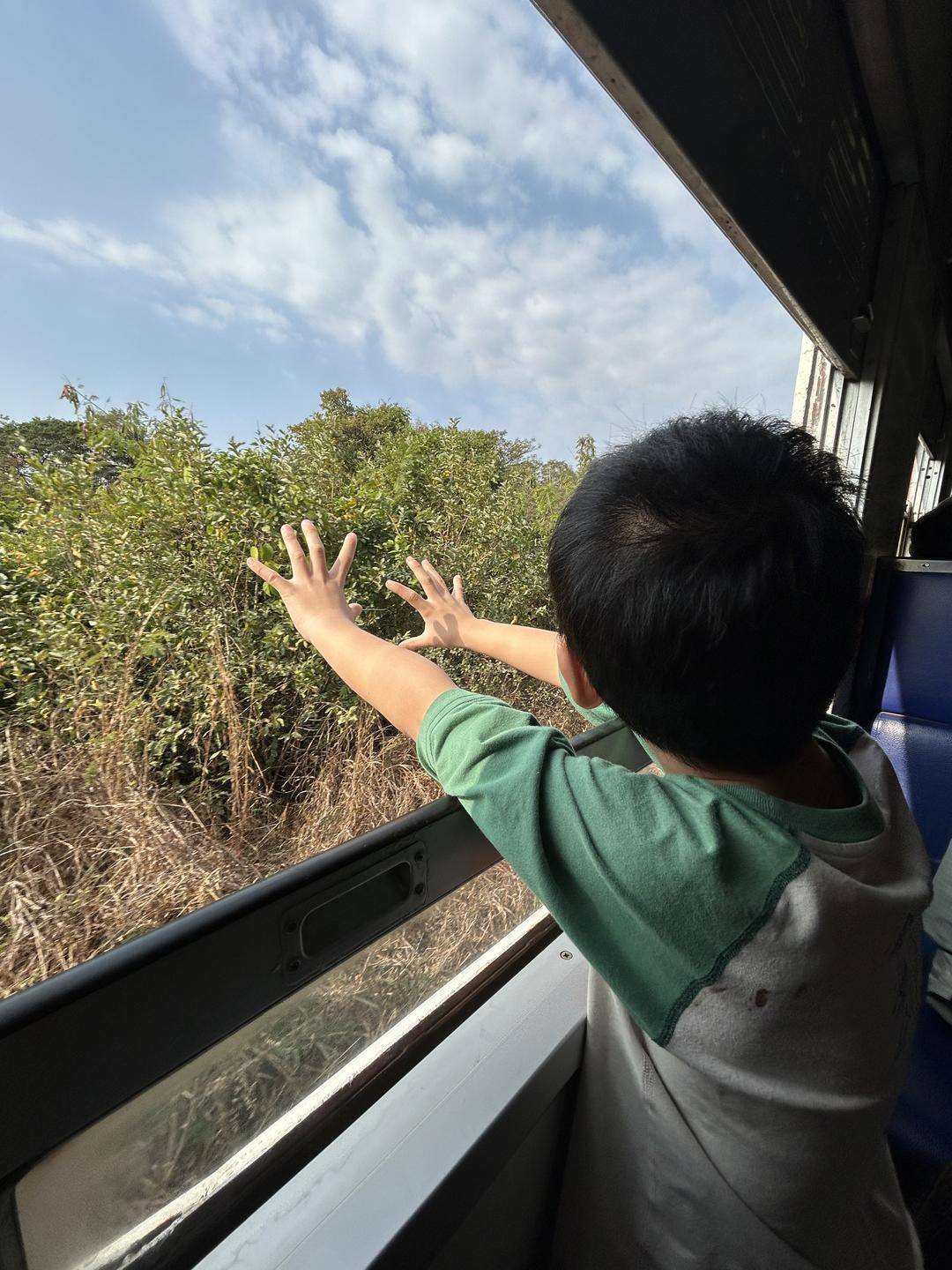 太酷啦12星空体育官网天10段旅途成都夫妻带娃坐火车从新加坡回家(图1)