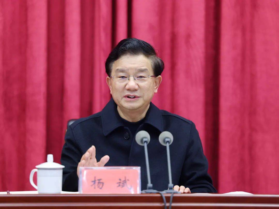 杨斌在全市安全生产和维护社会稳定工作调度会上强调:全力做到"三个