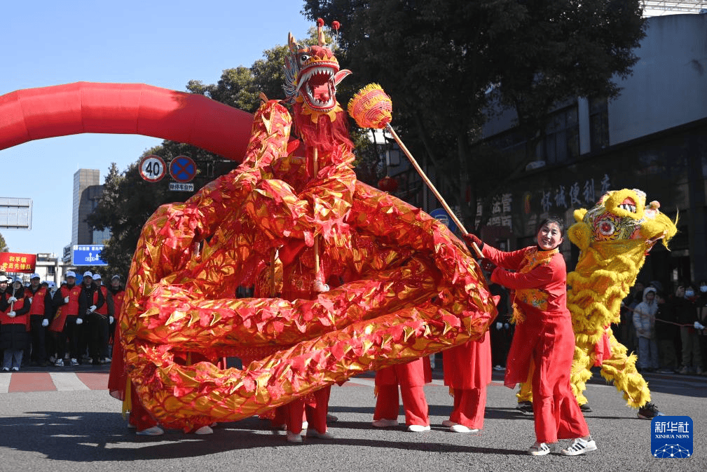 新闻多一度丨好热闹！各地花式闹元宵！你家元宵节的打开方式是？