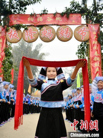 广西东兰演绎原汁原味"蚂拐节"