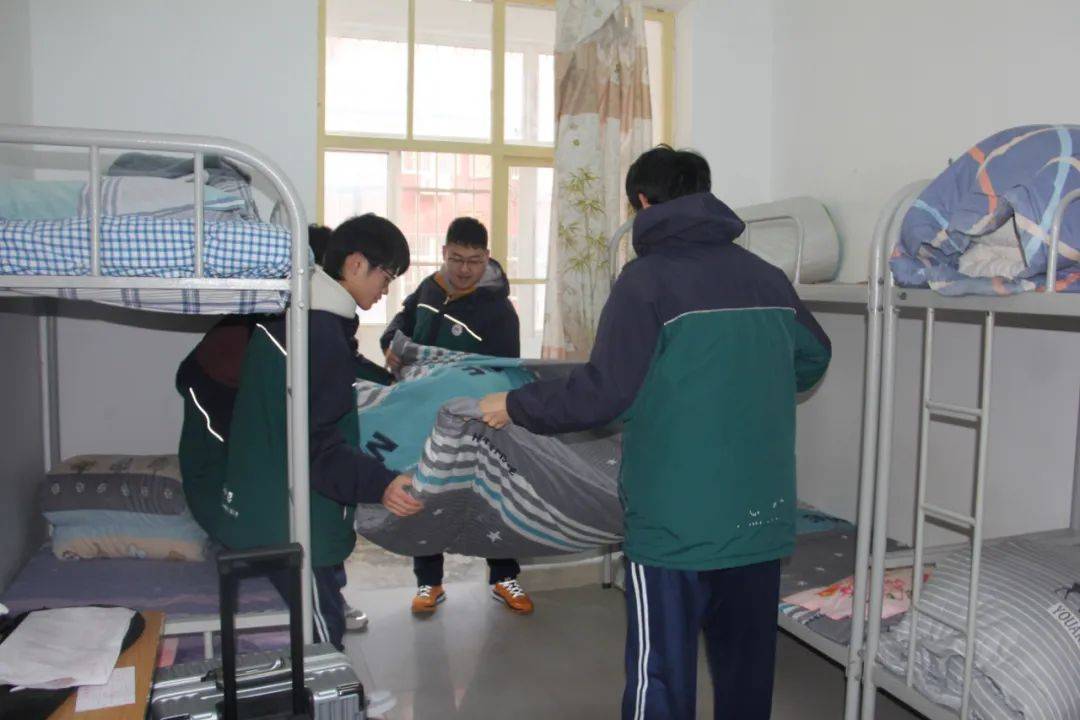 细心地将每一件物品归置到位;或认真地整理被褥,确保宿舍环境整洁温馨