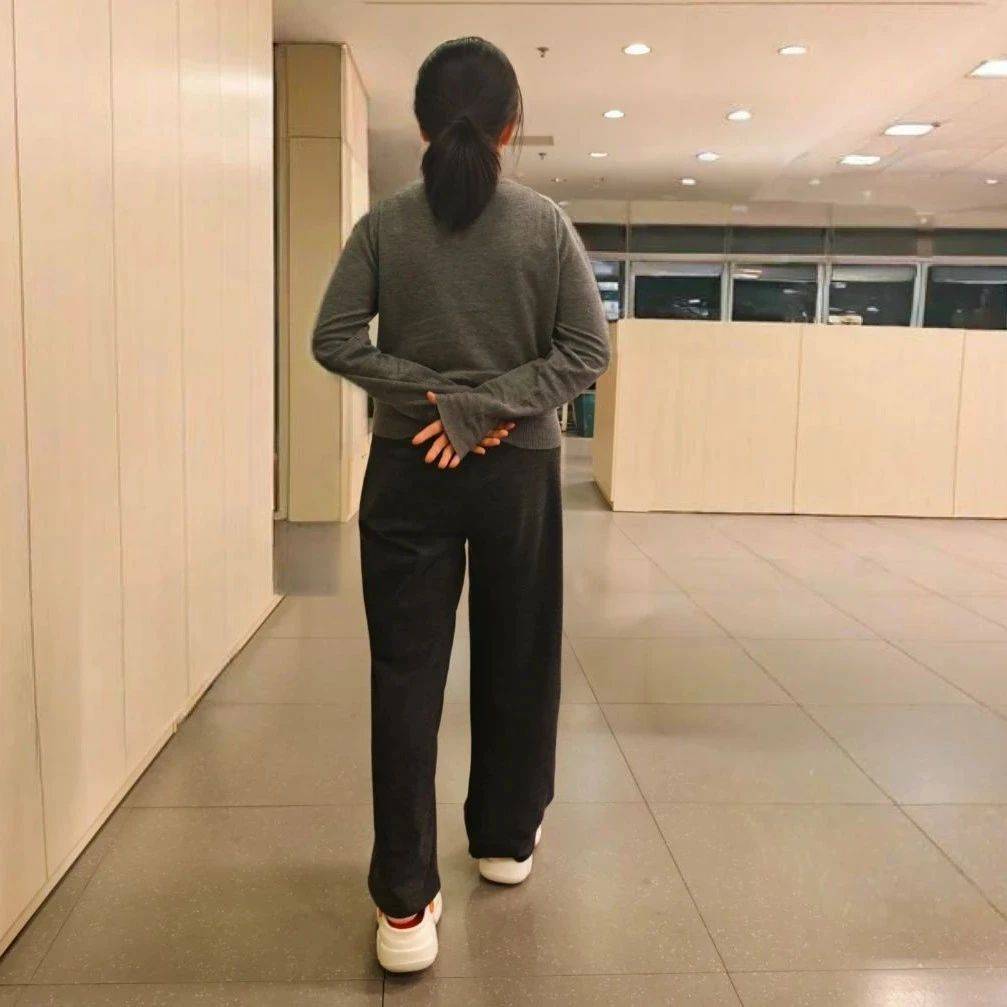 为什么有些人走路习惯背着手?医生:确实有好处!_老年人_身体_骨骼