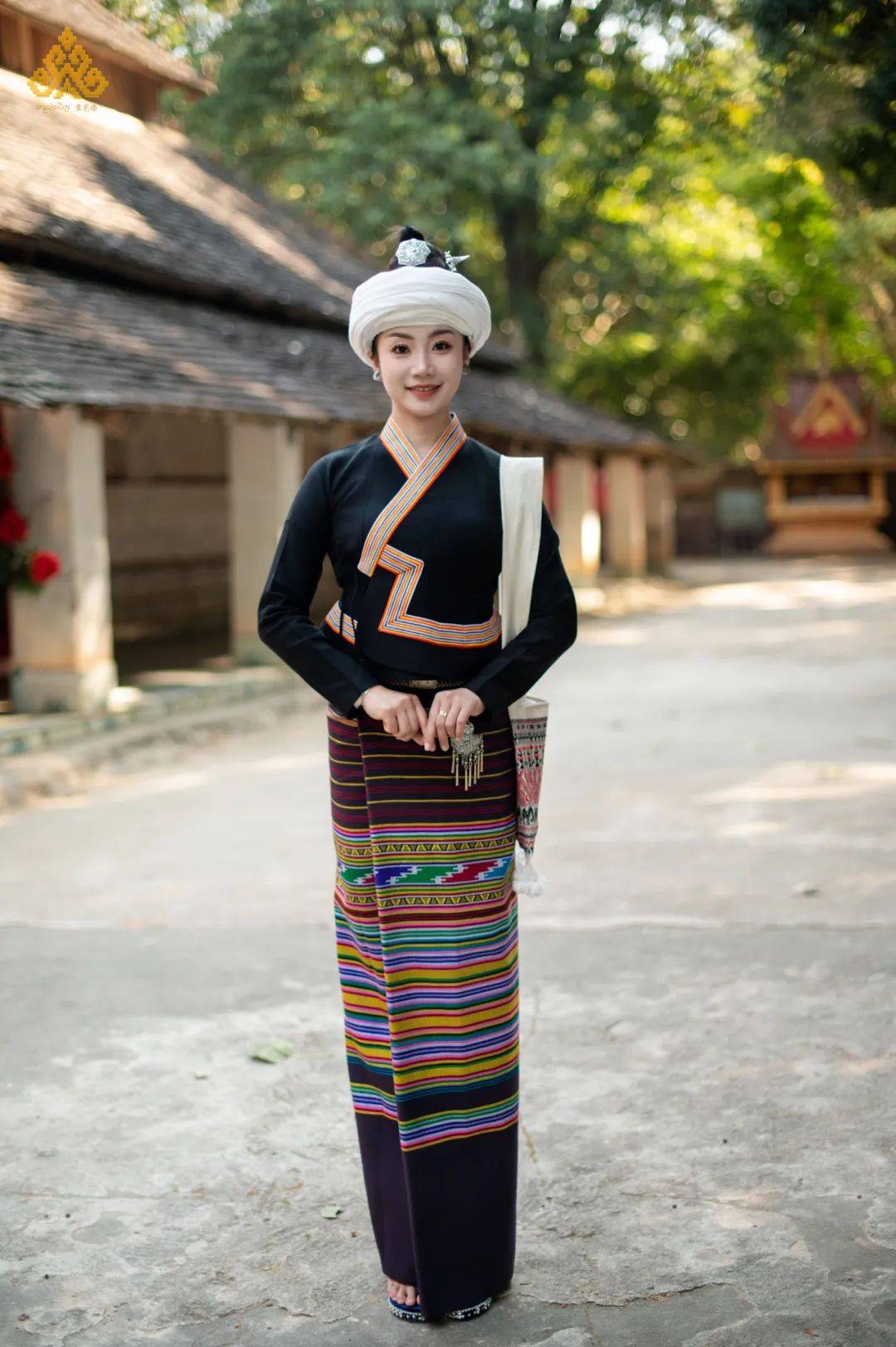 身着传统服饰的傣族姑娘,是这方春色里最动人的景致