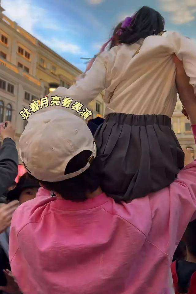 颖儿付辛博全家出动 澳门庆祝女儿7岁生辰