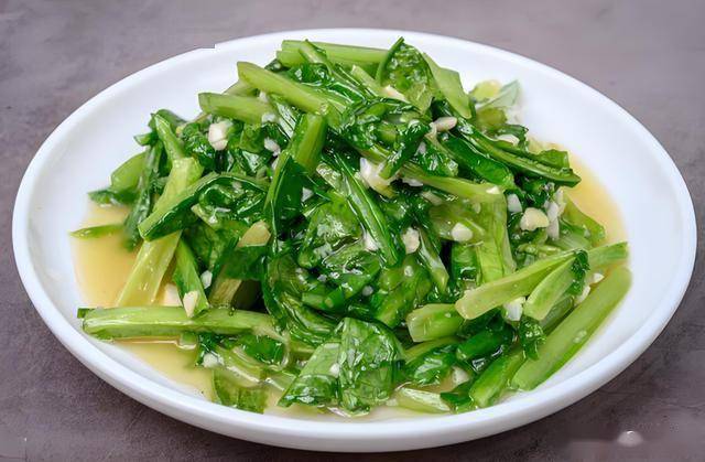 家常菜品烹饪指南：鱿鱼、苦瓜、油麦菜、莴笋的美味变身 厨房新手必看：洋葱炒鱿鱼、苦瓜炒鸡蛋等做法