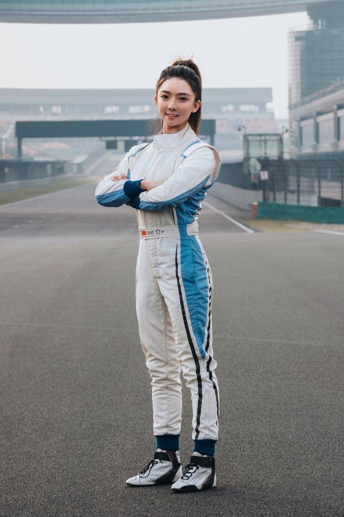 中国首位F1学院女车手师炜：从视频博主到国际赛道的华丽转身