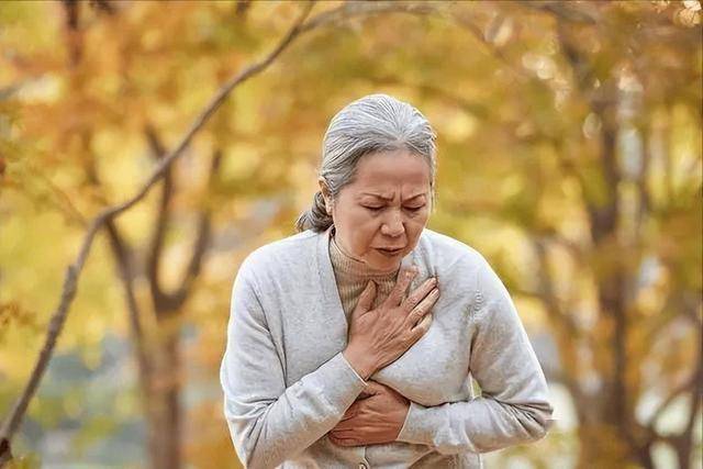 散步对老年人健康影响超乎想象，别小看散步，老年人健康的“隐形守护者”