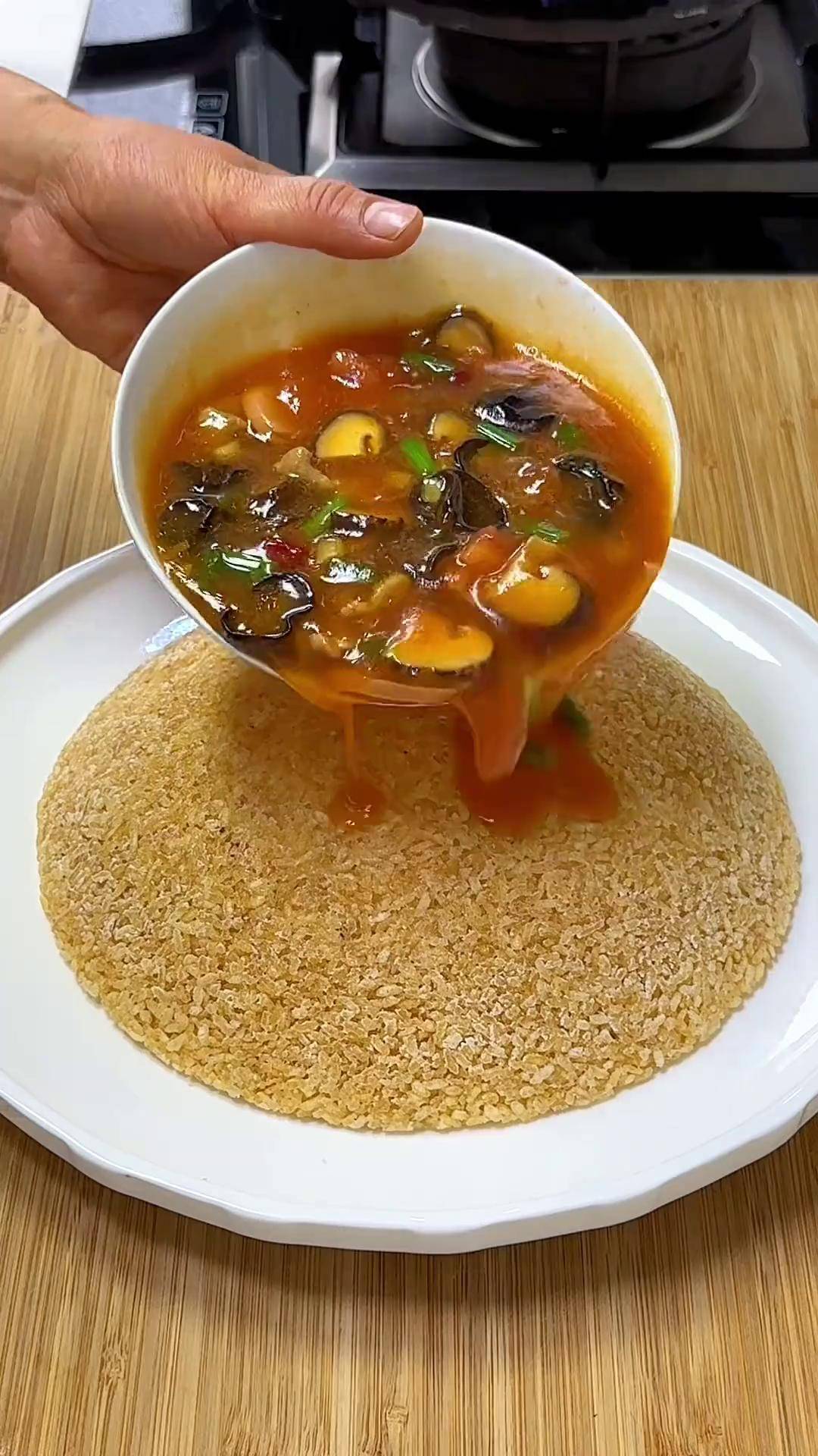 这是饭店非常火的一道菜 浇汁锅巴 焦香酥脆 简单易做 学会了过年也