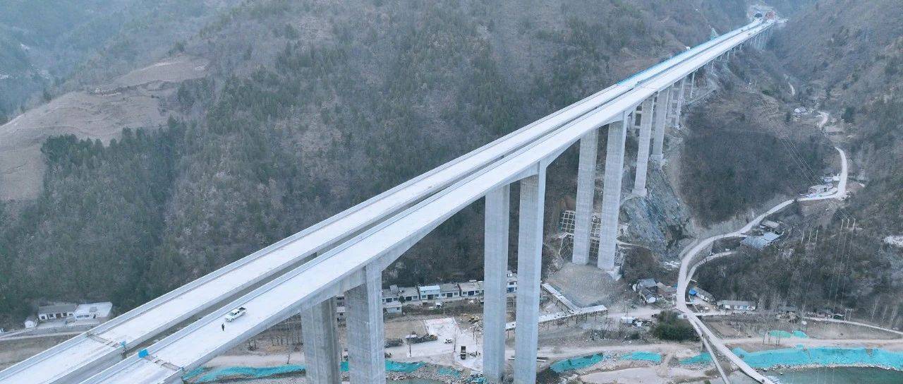 全省在建高速公路第一高墩连续刚构桥双幅贯通_施工_卢氏至_难度