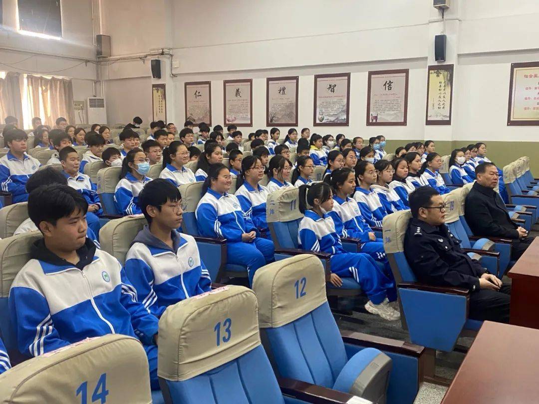 华明中学组织开展"交通安全第一课 守护点亮新学期"交通安全进校园