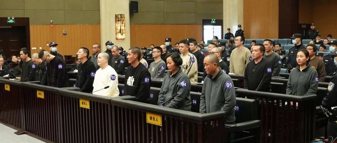 明家犯罪集团主案一审开庭_家族_被告人_武装