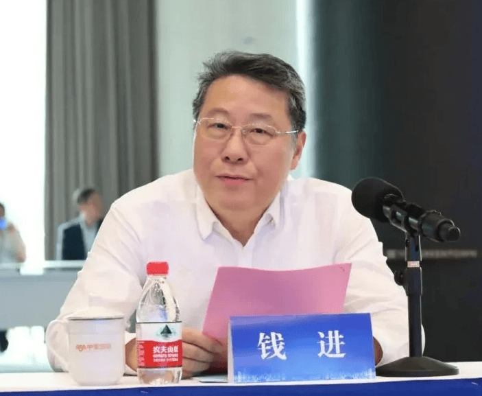 经查,钱进身为党员领导干部,丧失理想