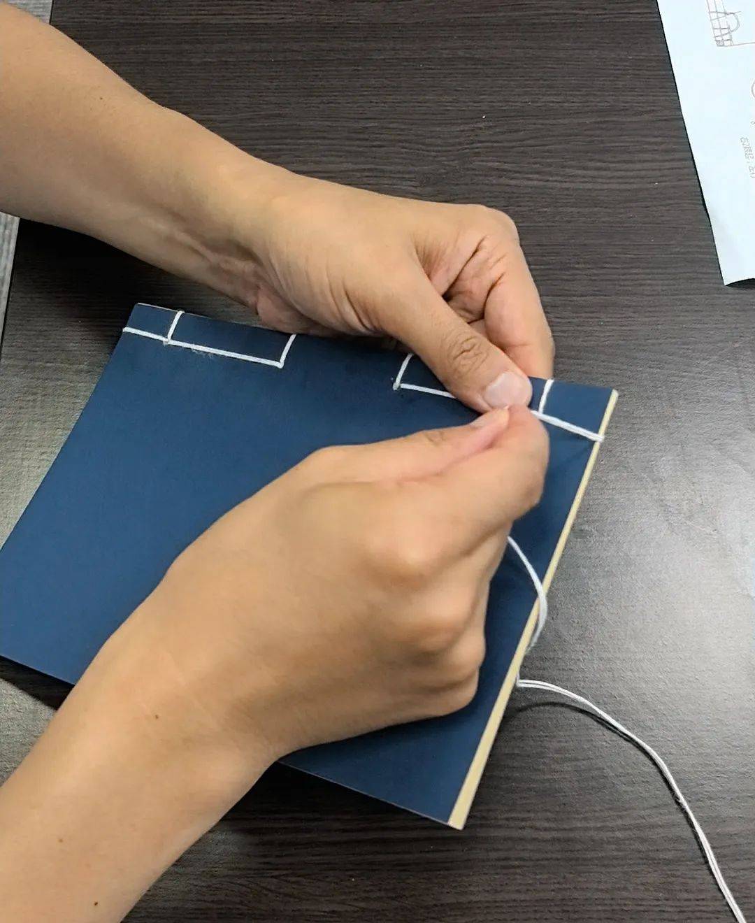 跟着古籍学装订:四眼线装,带你领略非遗千年技艺之美