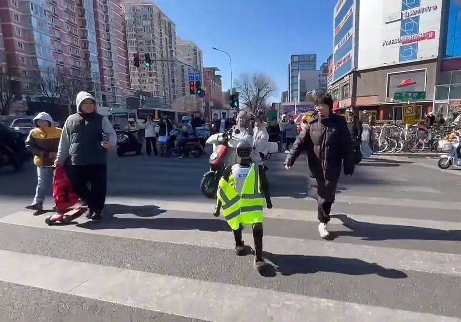 北京街头现山寨版“机器人交警”，警方、涉事公司回应