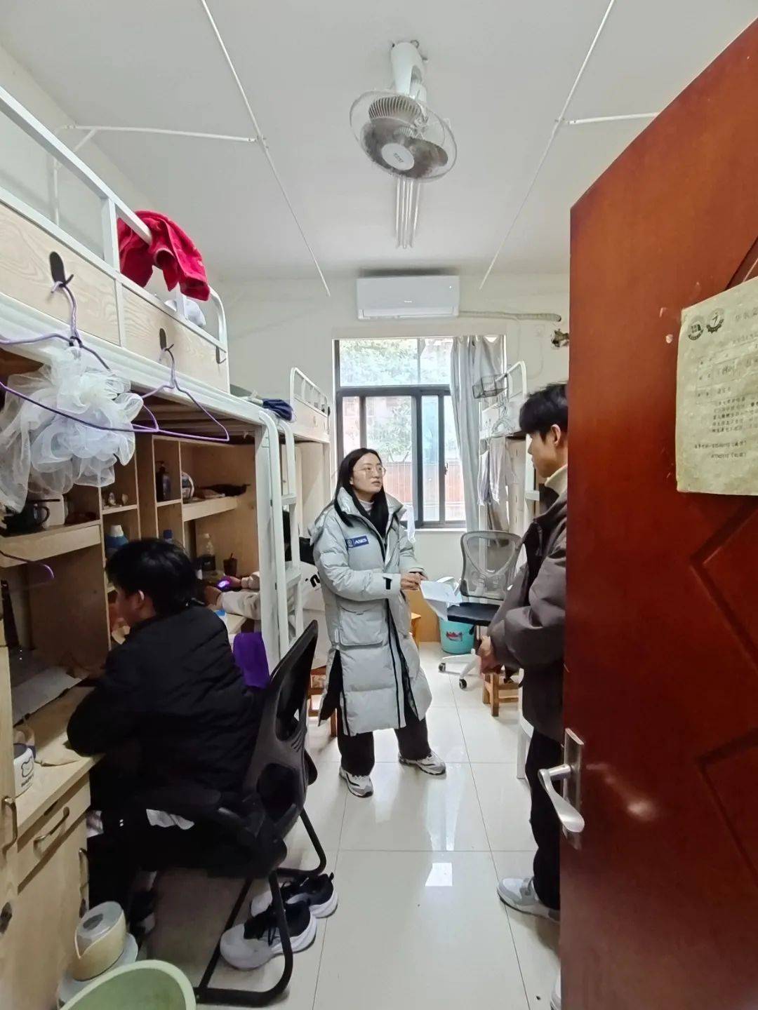 查寝进行时辅导员的关怀不打烊