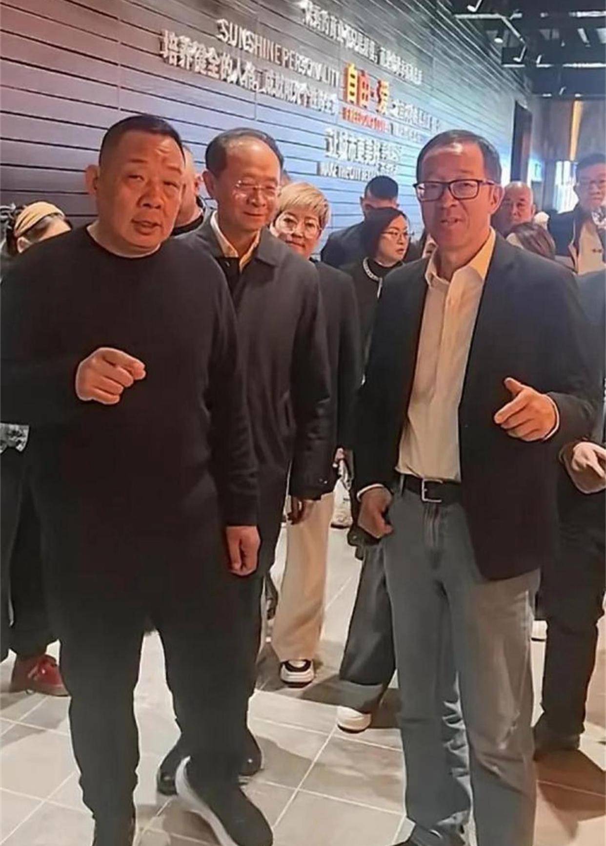 于东来晒与俞敏洪张文中合照,三位大佬同框,零售业变天