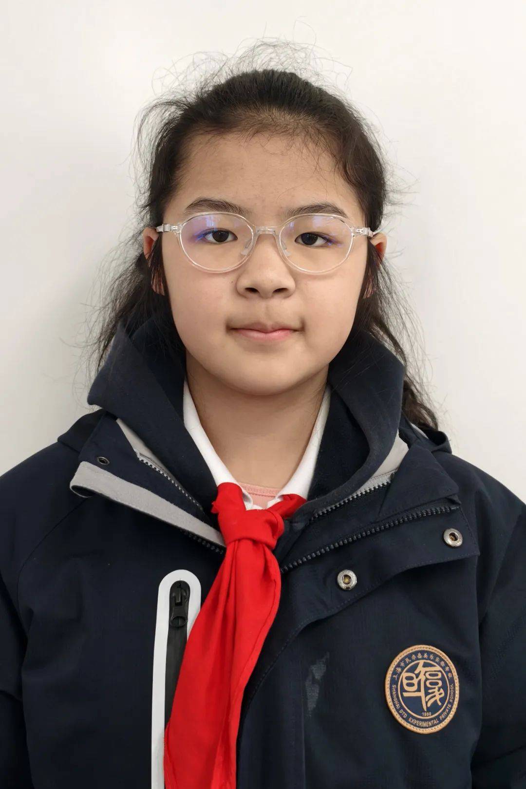 上课时她认真听讲尊重课堂;作为学习委员和语文课代表她积极进取严