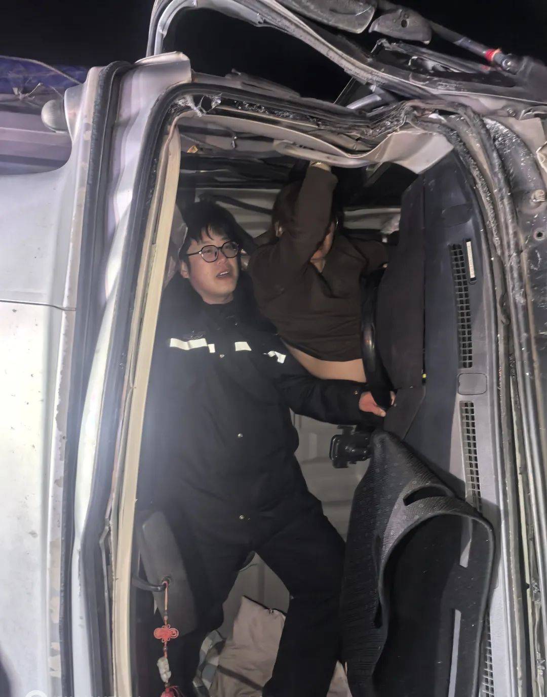 北京一货车翻倒司机悬空被困!民警:“我来顶”_驾驶室_杨远东_救援