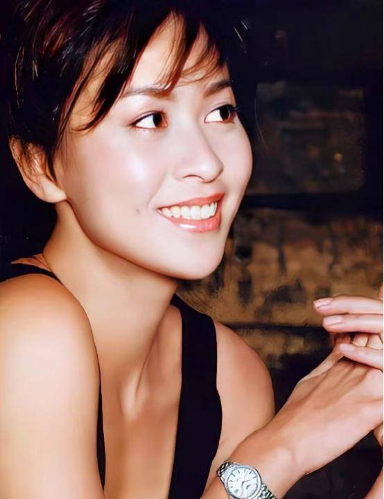 刘嘉玲晒40年前纸币，揭入行只有2000元，旧照...