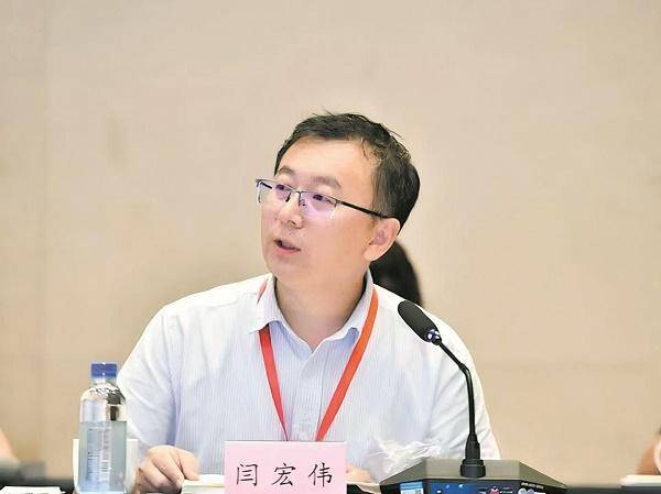 图为全国人大代表闫宏伟参加包头两级法院举办的"包你满意法安鹿城"