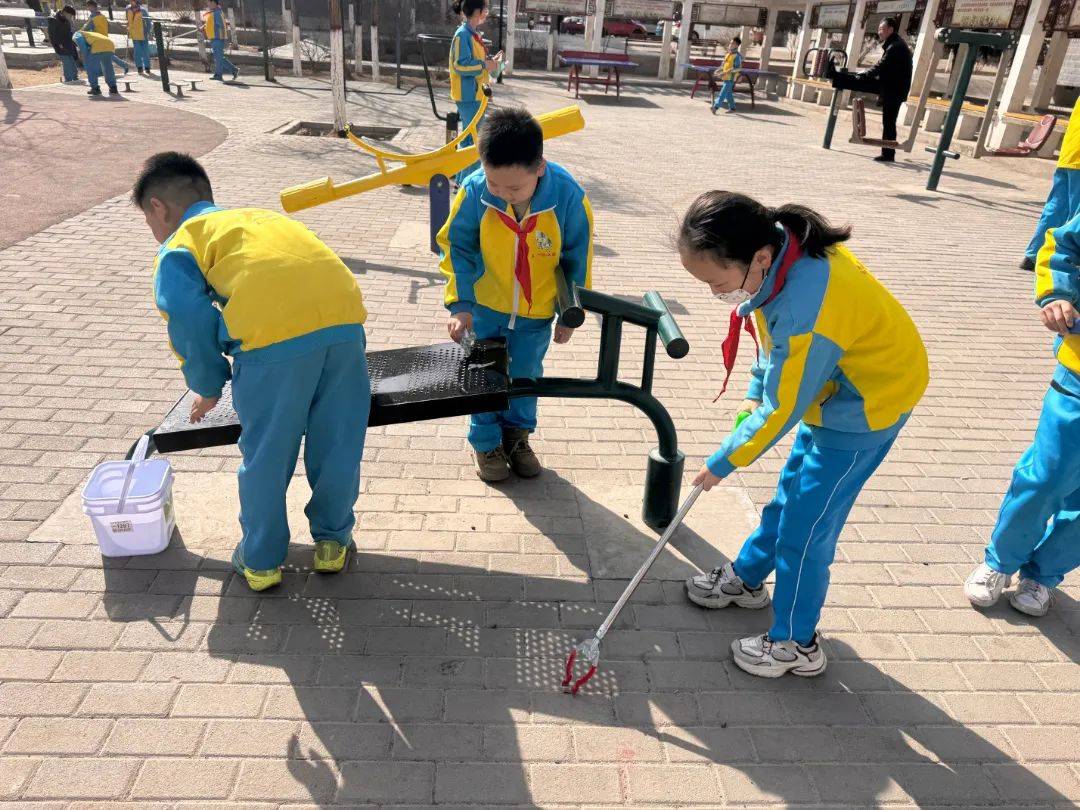 学校开展学雷锋活动_学雷锋志愿服务活动_弘扬雷锋精神主题班会