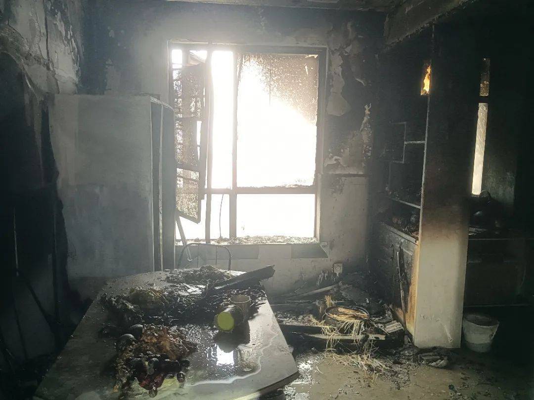 奶奶下楼送菜间隙,患病的9岁孙子竟引火烧家?