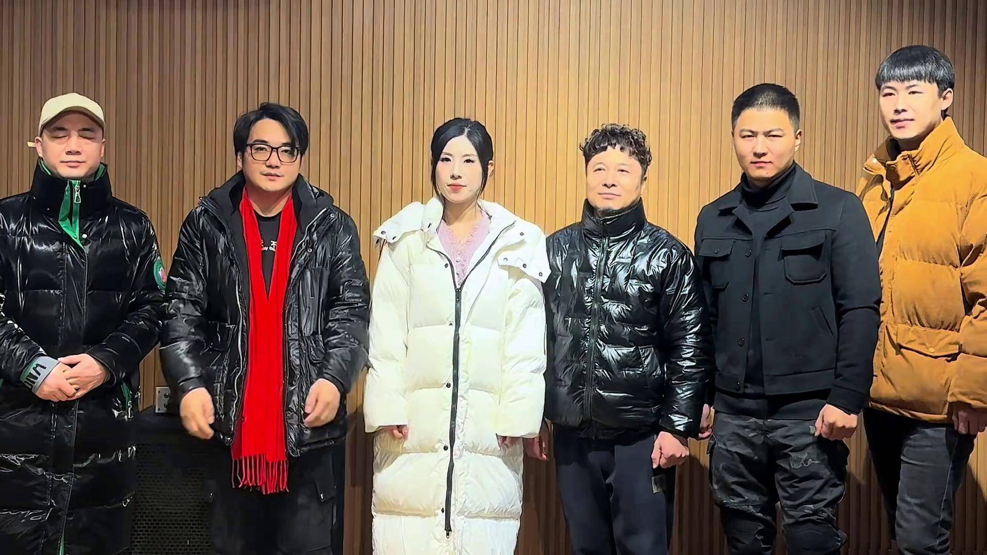 龙行龘龘!龙行龘龘 提前给大家拜个早年 跟着抖音过大年 南门乐队