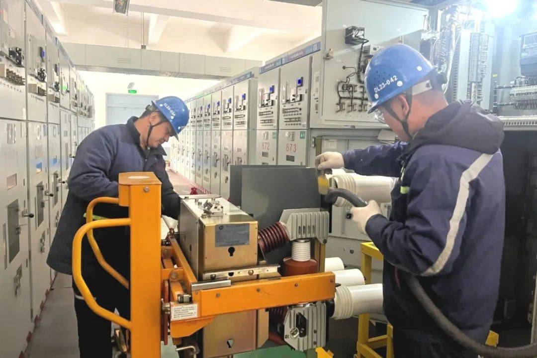 电力设施安装：照亮安全与发展的道路