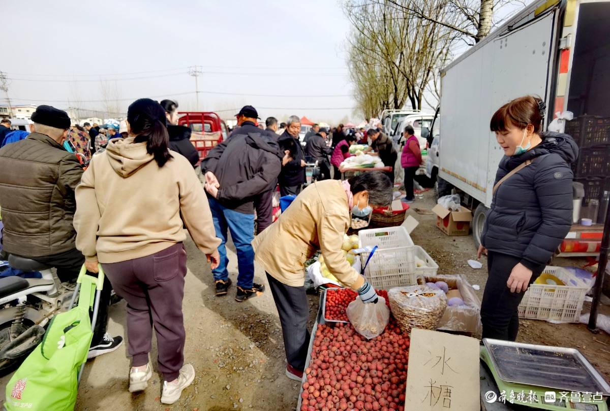 人头攒动的滩头大集