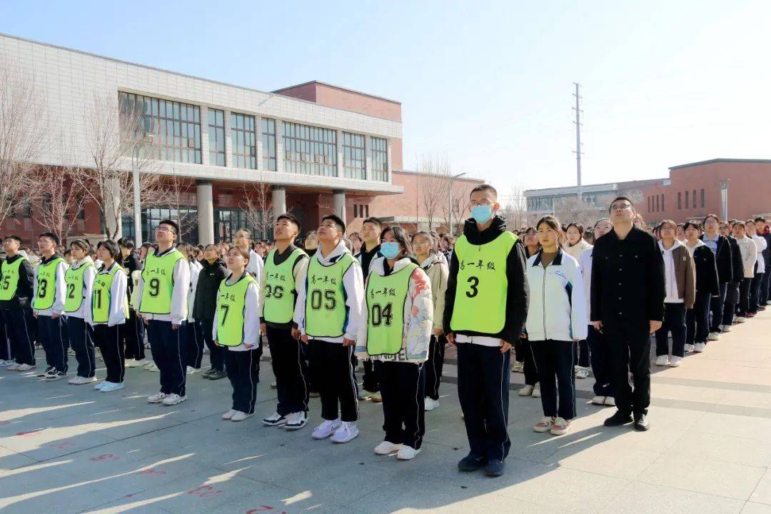 弘扬雷锋精神,点亮青春灯塔---沙湾一中举行主题升旗仪式