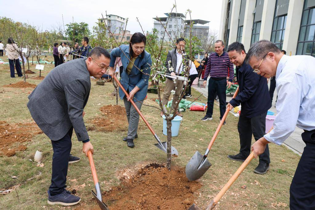 广西职业师范学院开展校园植树活动_绿化_周鸿_朱朝霞