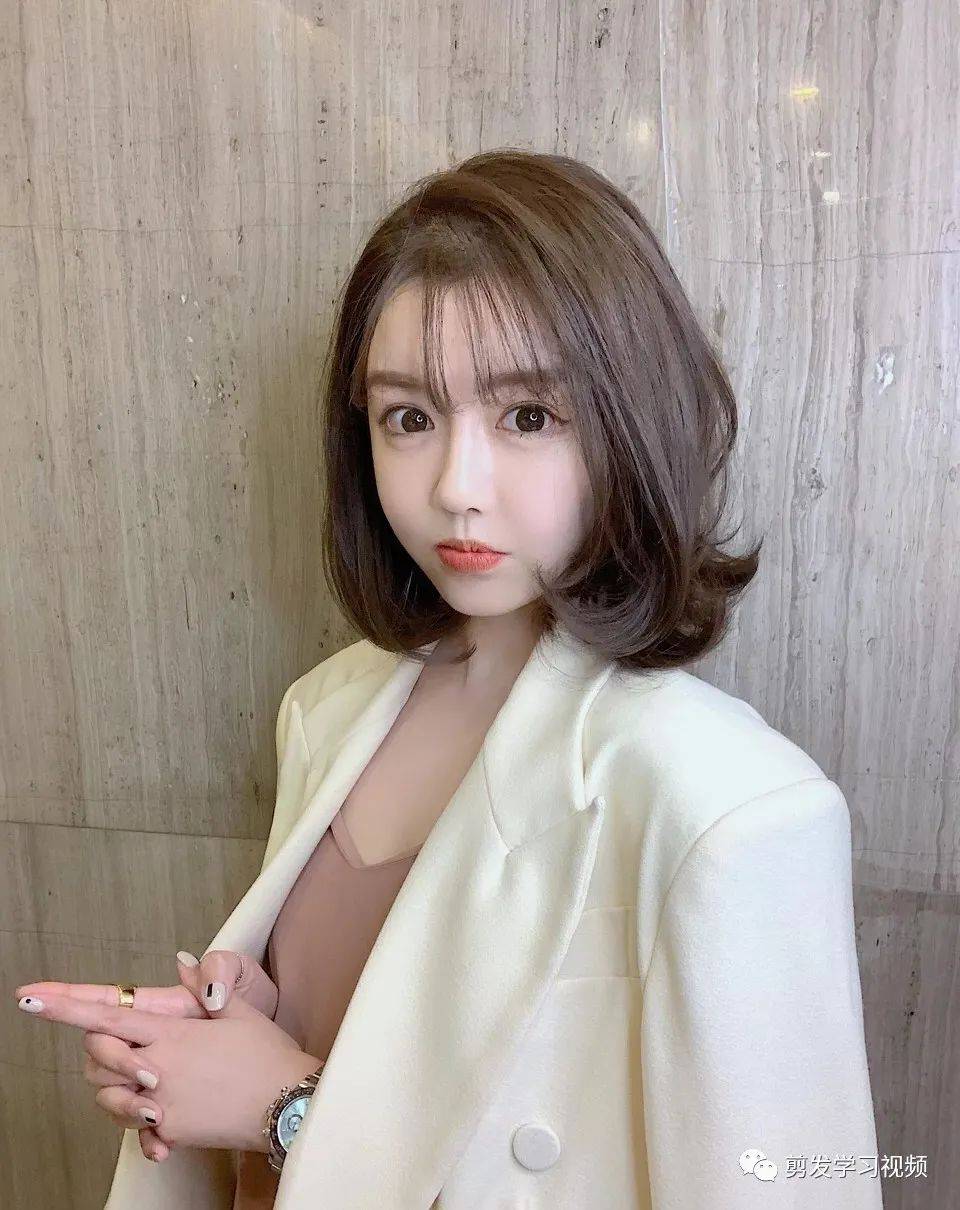 "中短发内扣"减龄修颜,很适合这个季节