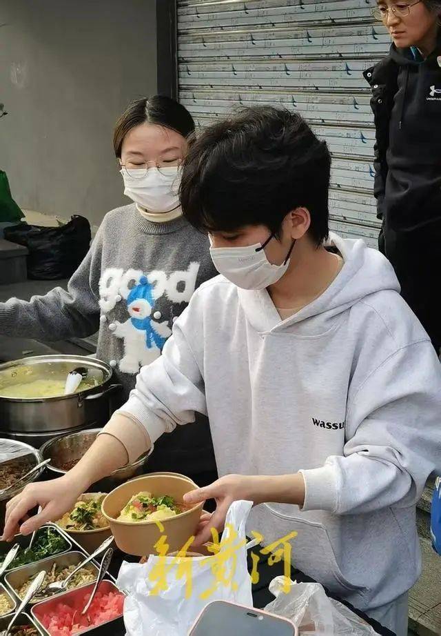 复旦研究生退学摆小摊日入700元，网友吵翻了……