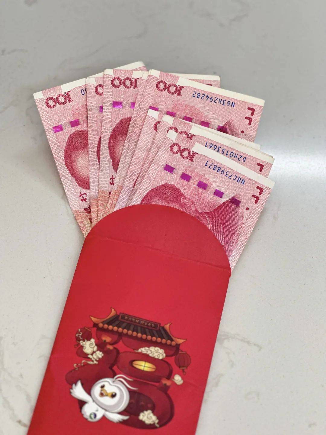 红包内竟有1000元现金打开后突然发现地上有一个红包结伴在小区内玩耍