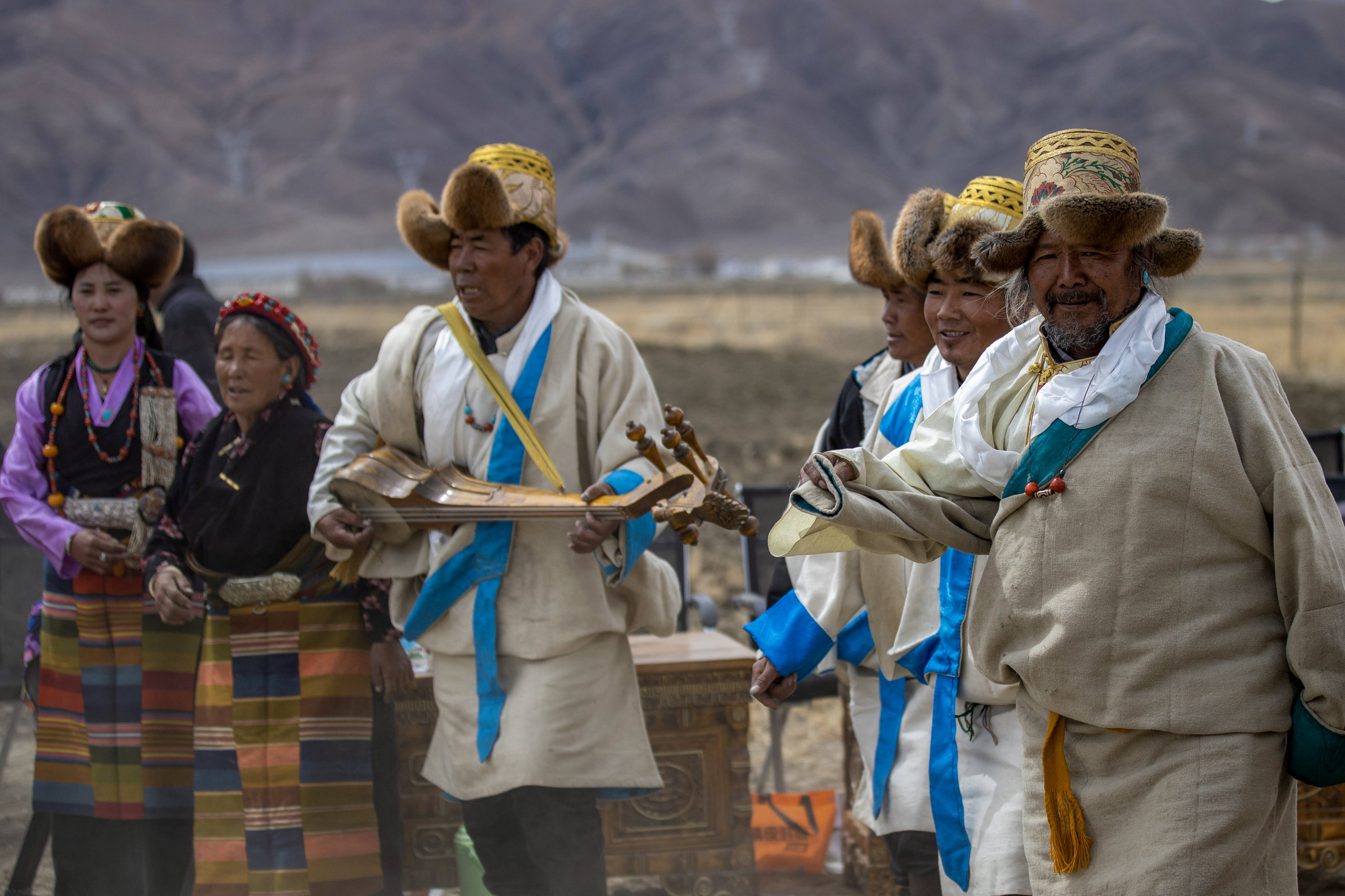 县"我的母亲是南木林县人尼玛说尼玛在展示自己的身份证