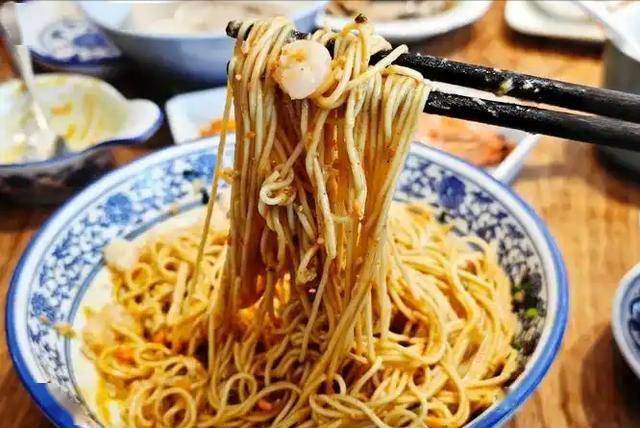 别被“健康假象”骗了，高血压饮食有陷阱 面条、肉干、代餐粉，高血压患者饮食的隐形杀手