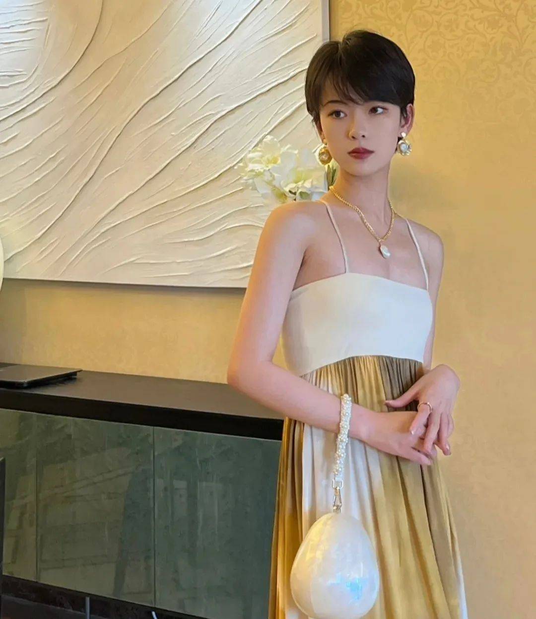 超短发小姐姐