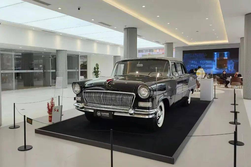 国产轿车的鼻祖,红旗ca72!