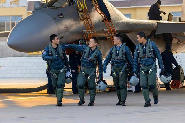 探秘航母官兵的“舌尖盛宴”：为何吃得如此之好？，航母官兵饮食大揭秘：高待遇背后的原因