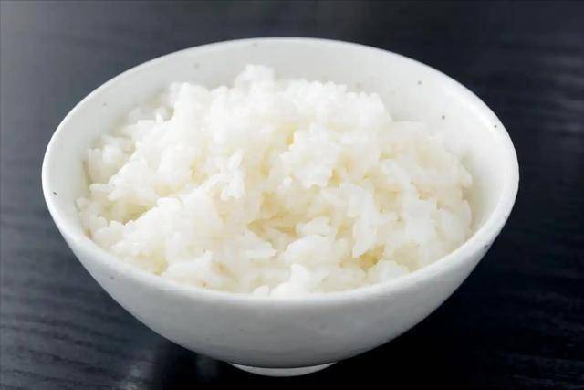 痛风患者的饮食攻略：告别误区，健康饮食！，别让痛风要了命，从改变饮食开始！