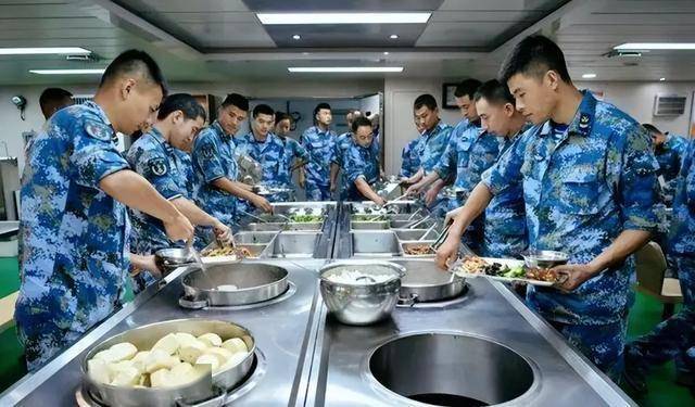 探秘航母官兵的“舌尖盛宴”：为何吃得如此之好？，航母官兵饮食大揭秘：高待遇背后的原因